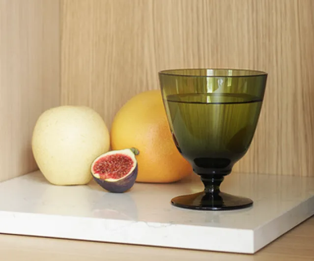 Flow glass med stett olivengrønn