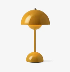 Flowerpot oppladbar bordlampe VP9, sennep