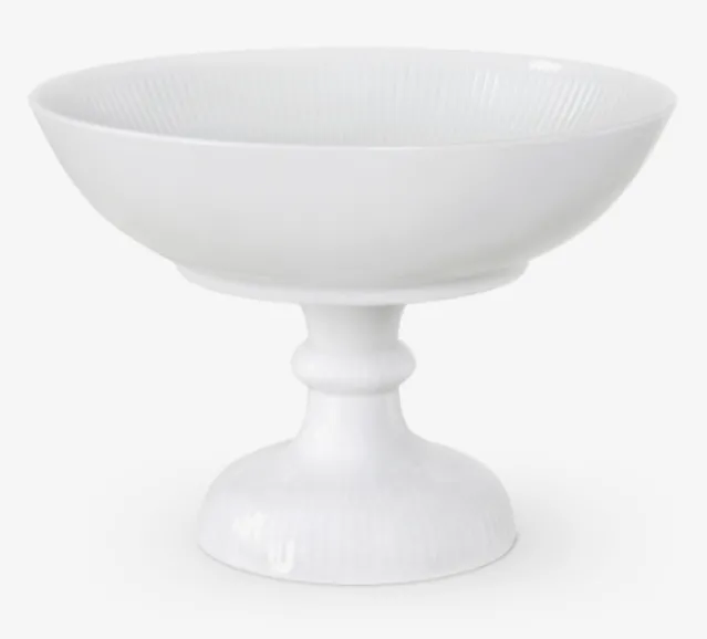 Hvit riflet kakefat på stett