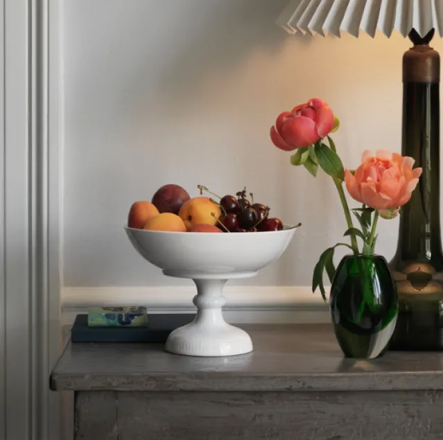 Hvit riflet kakefat på stett